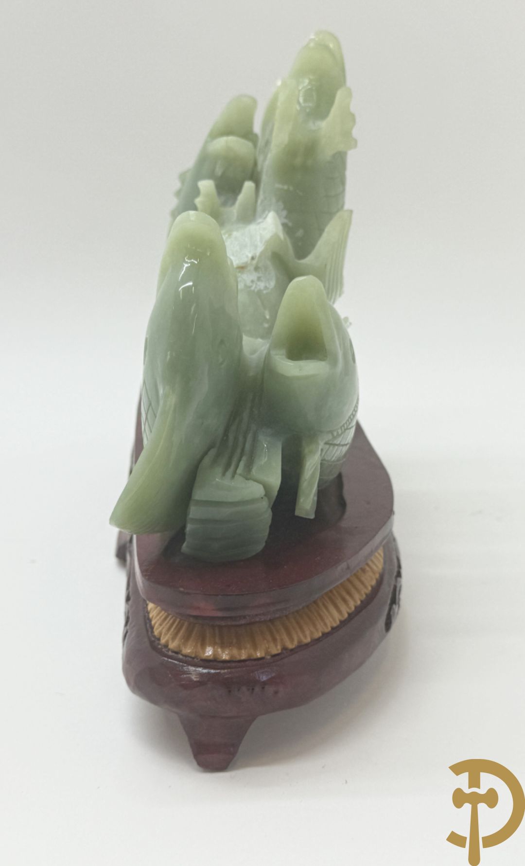 Sculptuur van vissen in jadeiet op houten sokkel