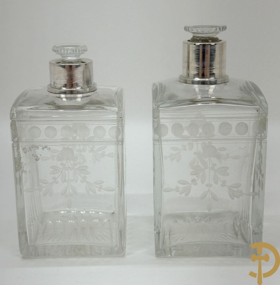 Vier karaffen met geslepen bloemenmotief bezet en  massief zilveren dop, met initialen HV, zilver gemerkt met minerva stempel 1e gehalte, maker J. Gruhier