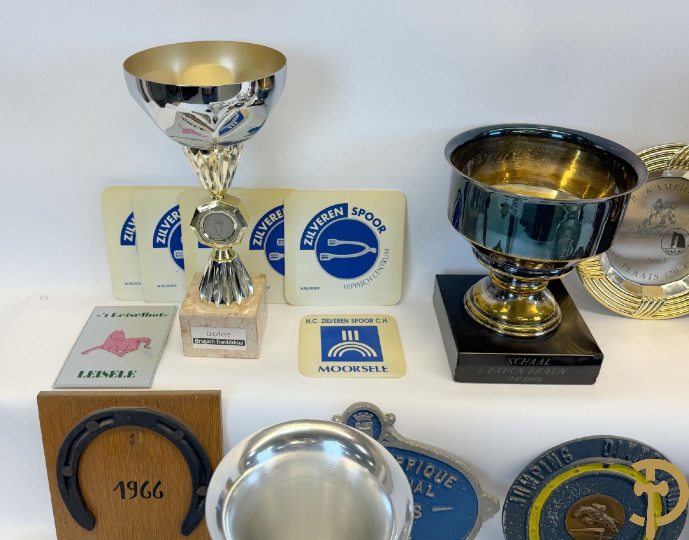 Verzameling memorabilia van paardenrennen, trofeeën en bekers