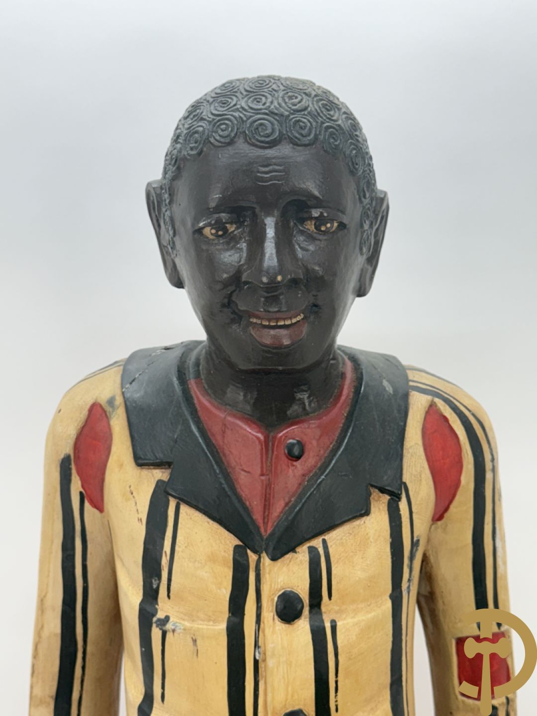 Houtgesculpteerd beeld van staande man