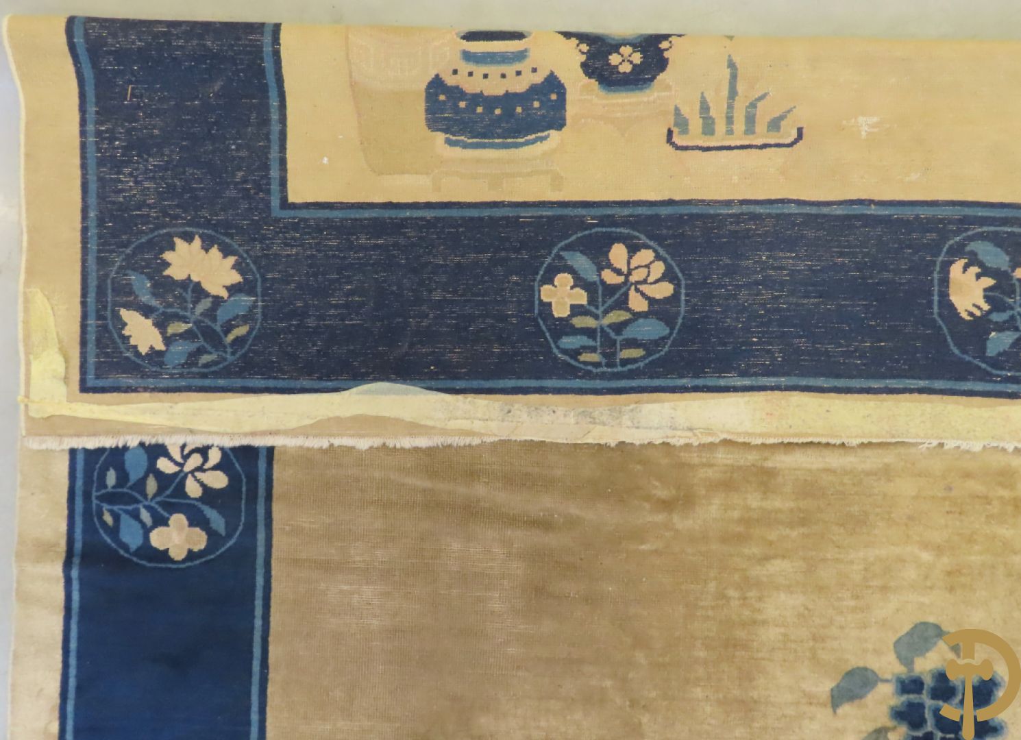 Antiek Aziatisch handgeknoopt tapijt met bloemen- en vazendecor