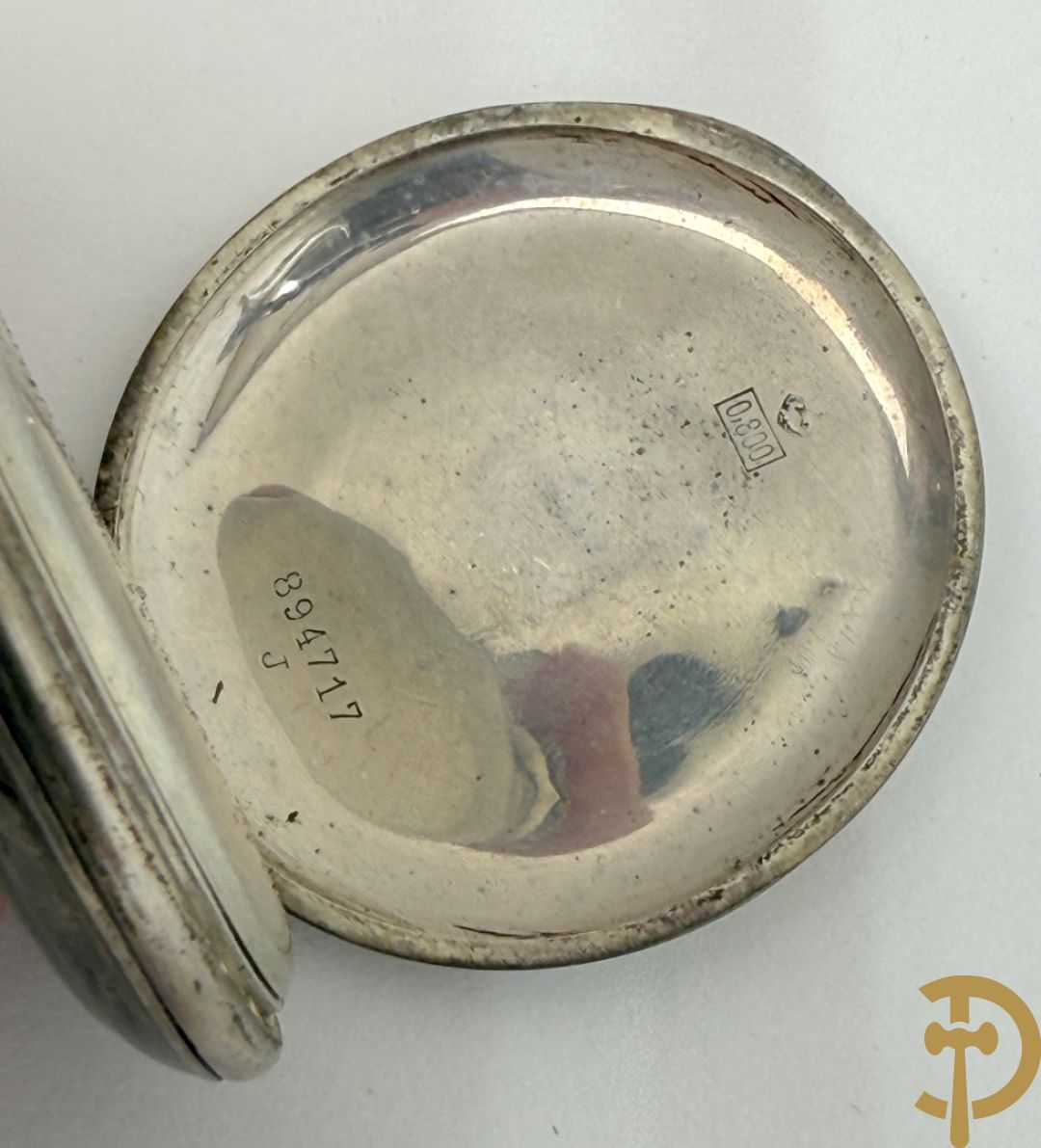 Vier 19e zakhorloges met Romeinse cijfers w.o. zilver + 2 zakhorlogekettingen