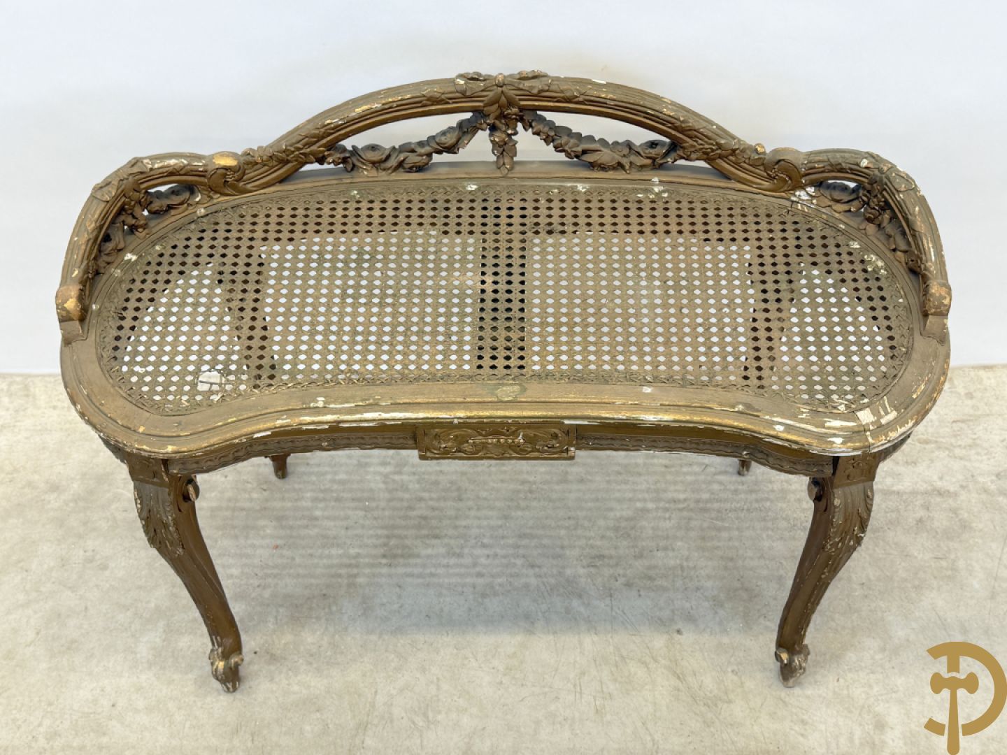 Vergulde Louis XVI banquette met bloemenguirlandes en canage