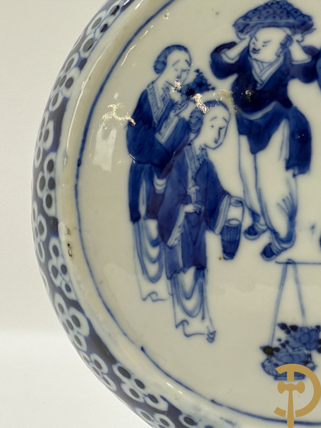 Chinese porseleinen maanvaas met geanimeerd decor