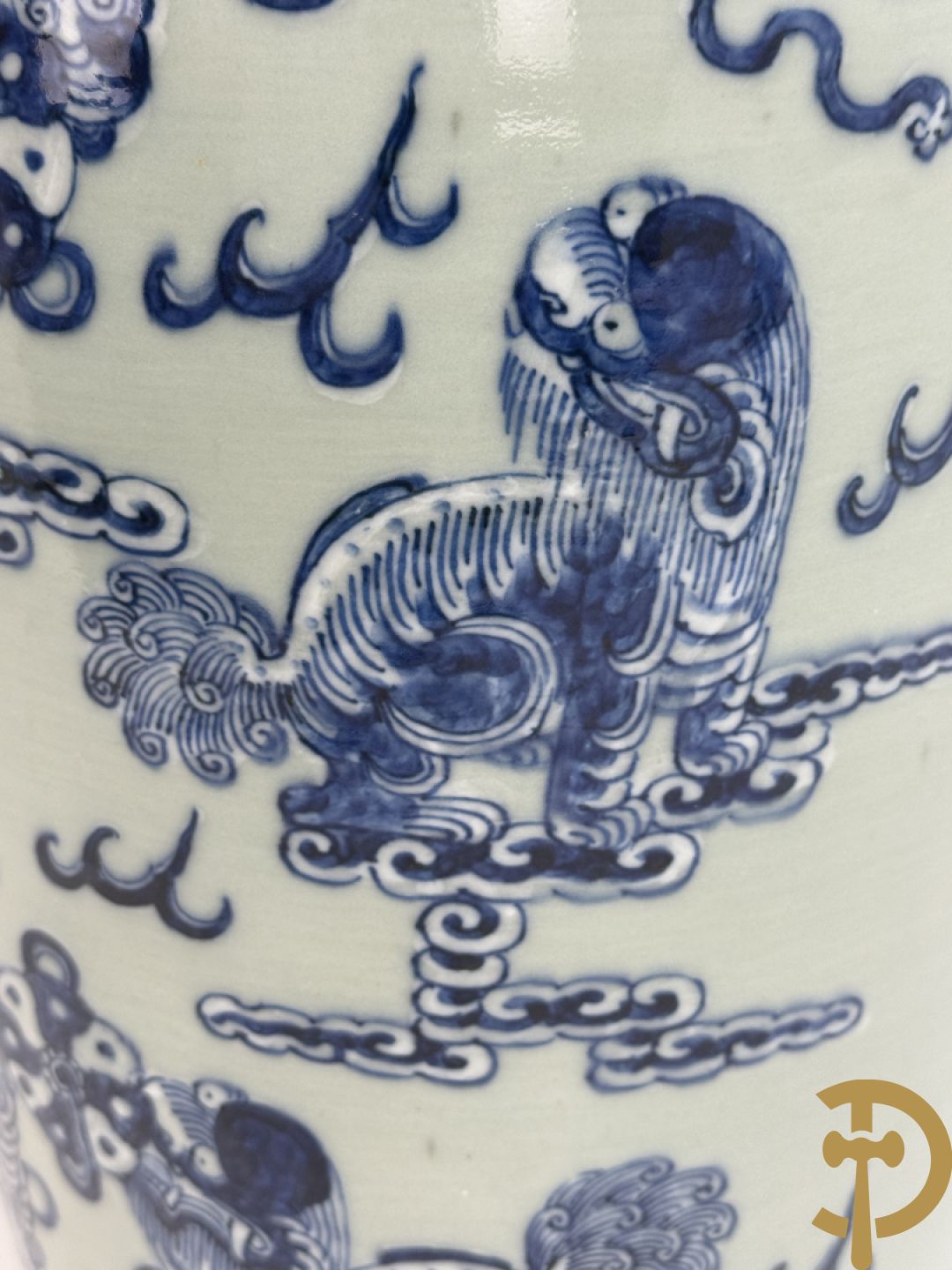 Chinese porseleinen celadon vaas met blauw/wit decor van fo honden