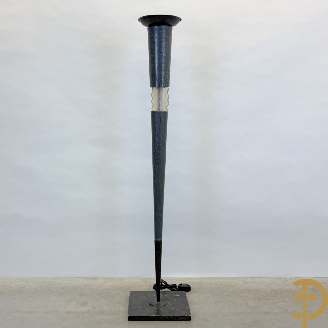 Gepatineerde staande lampadaire met plexi ornament