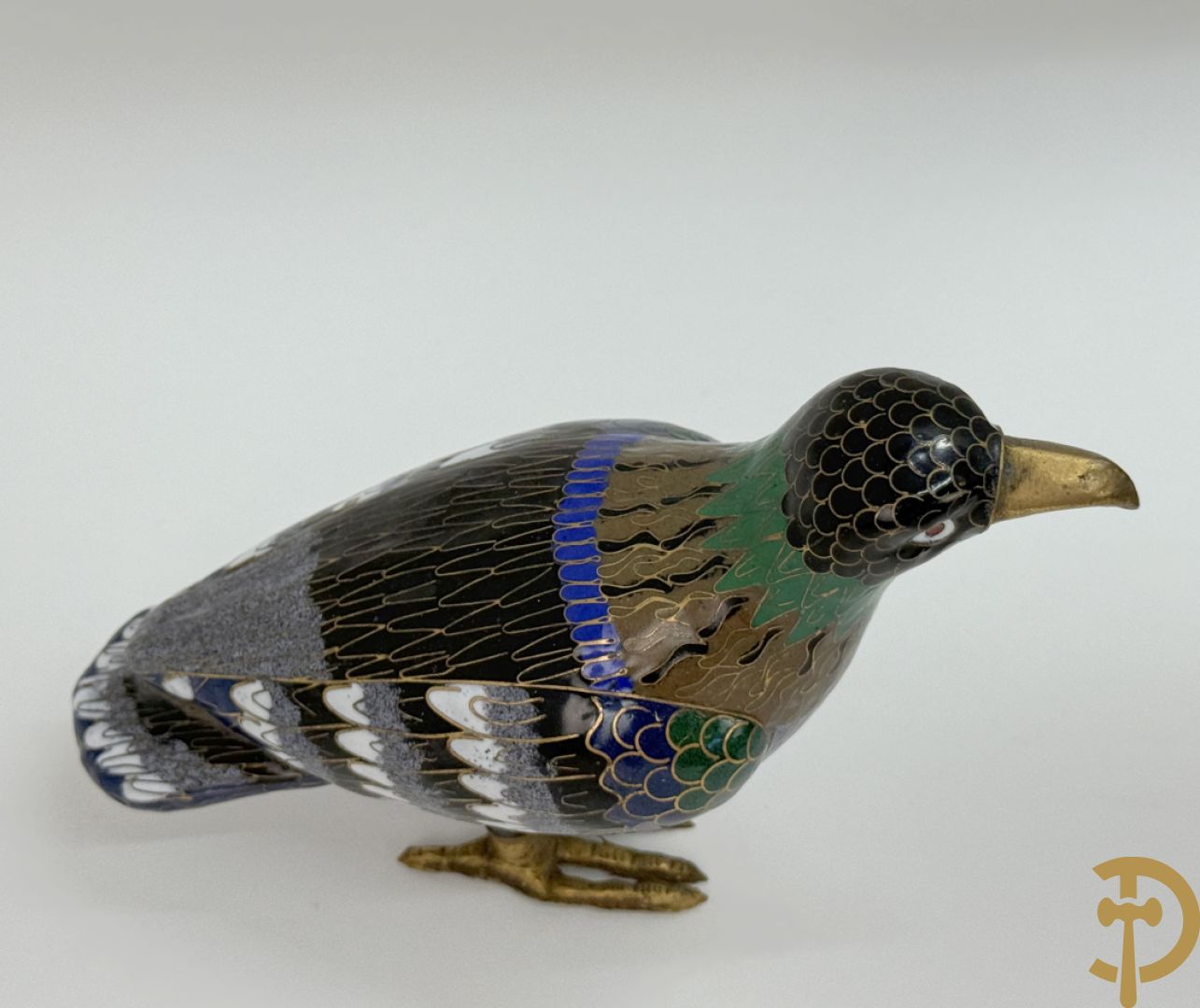Acht stuks cloisoné w.o. paar dekselpotiches met bloemendecor, 4 vaasjes, coupe en vogel
