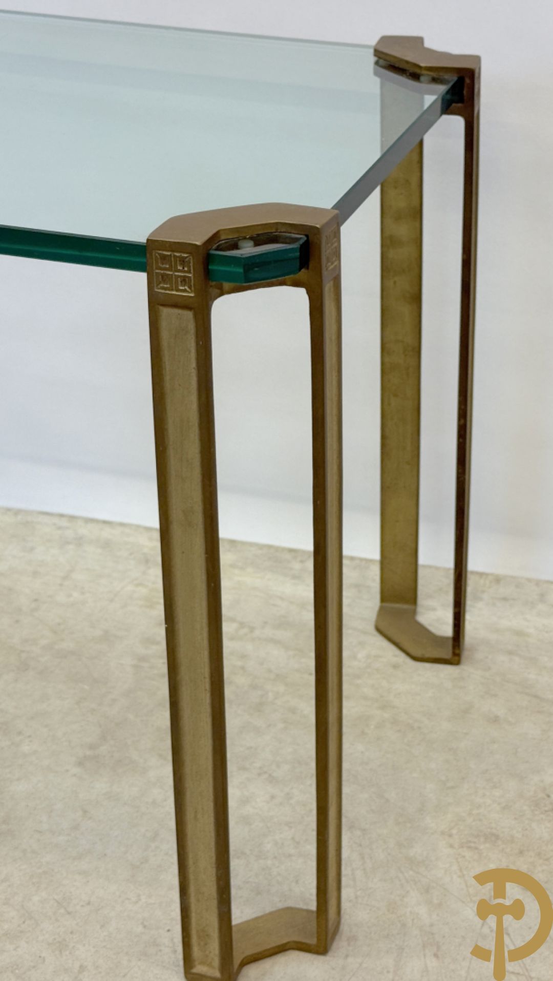 Design bijzettafel met glazen blad op 4 koperen poten