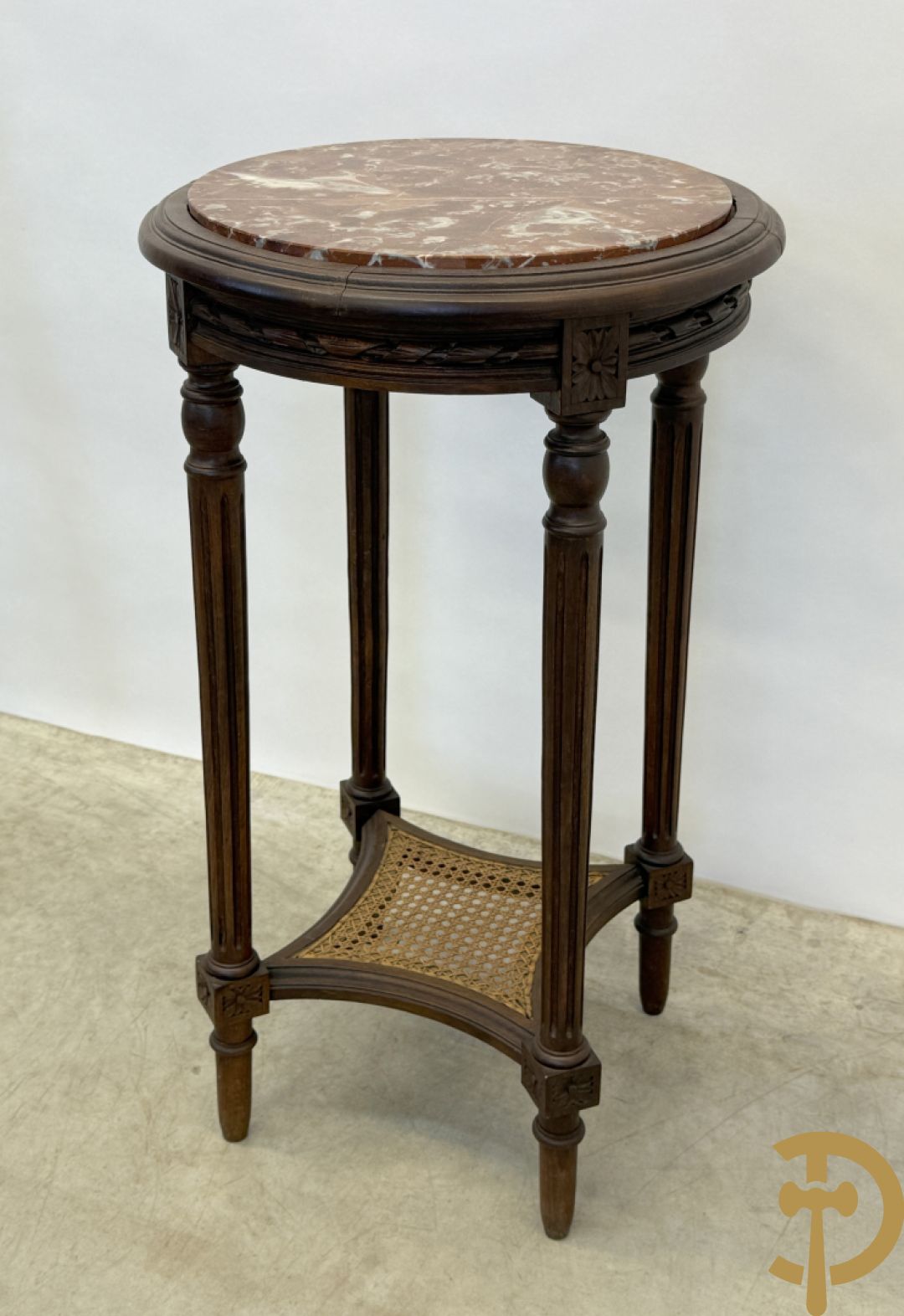 Vergulde sokkel met marmeren blad op 4 gecanneleerde poten + gemonochromeerde Louis XVI sokkel + sokkel Louis XVI stijl op gecanneleerde poten