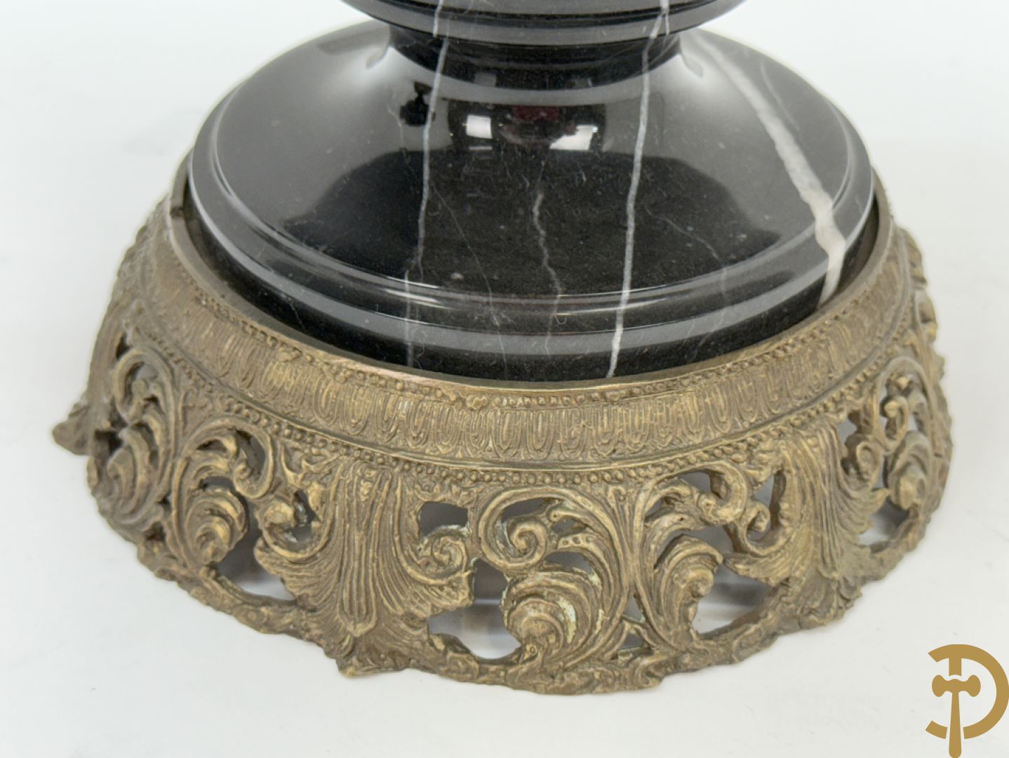 Paar marmeren cassolettes bezet met bronzen ramskoppen