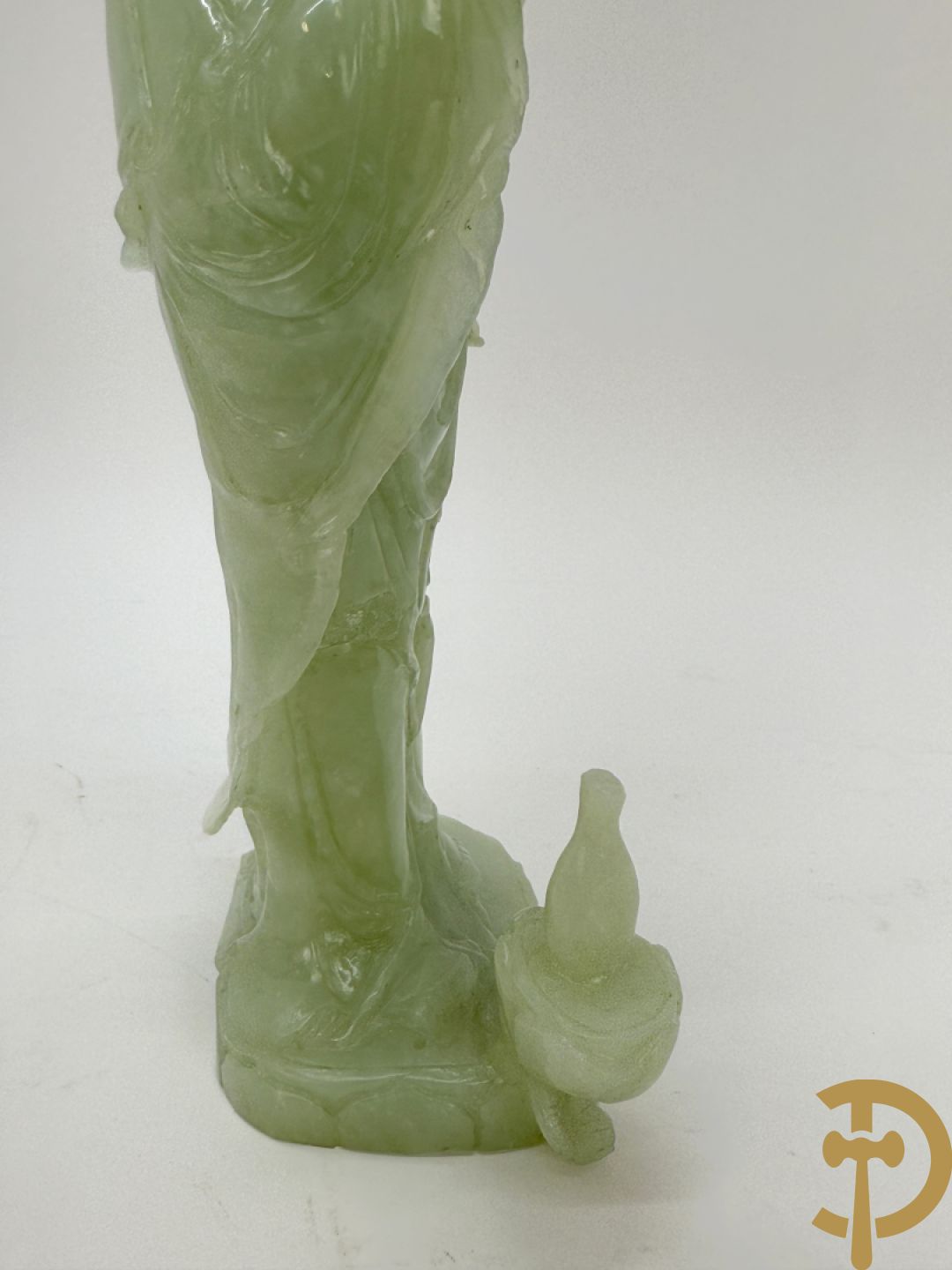 Jadeiet sculptuur van boedhistisch figuur + jadeiet wijsgeer met perziken + geisha in jadeiet