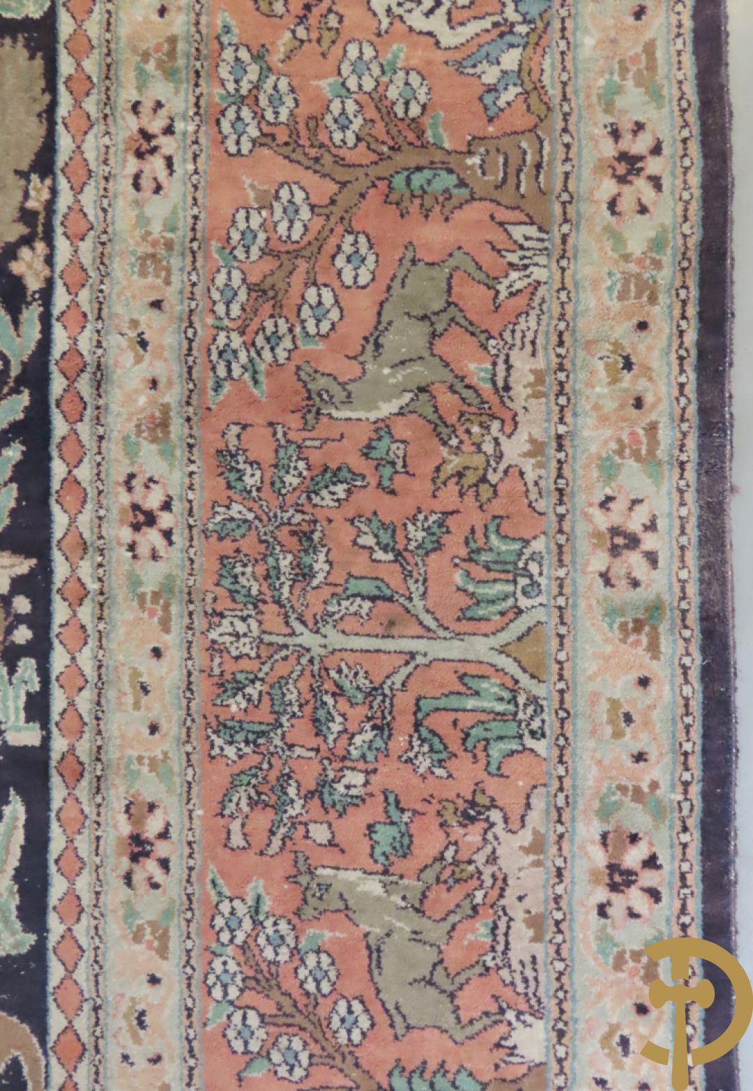 Oosters handgeknoopt tapijt met motieven van ruiters en bloemen omgeven door boord met decor van herten en bomen
