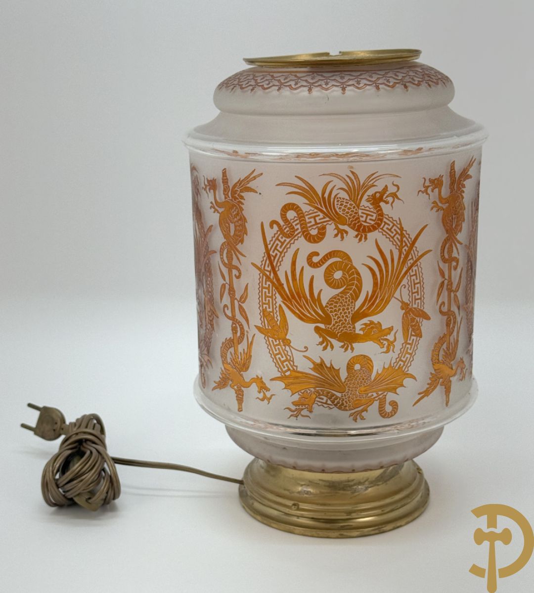 Tafellamp met mat opaline glas met decoratie van draken