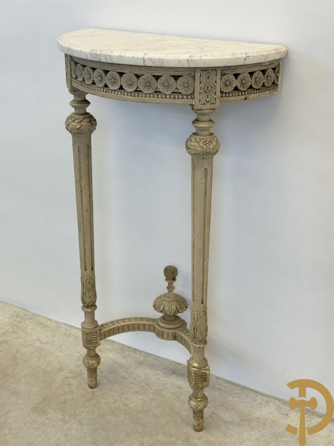 Louis XVI muurconsole op gecanneleerde poten