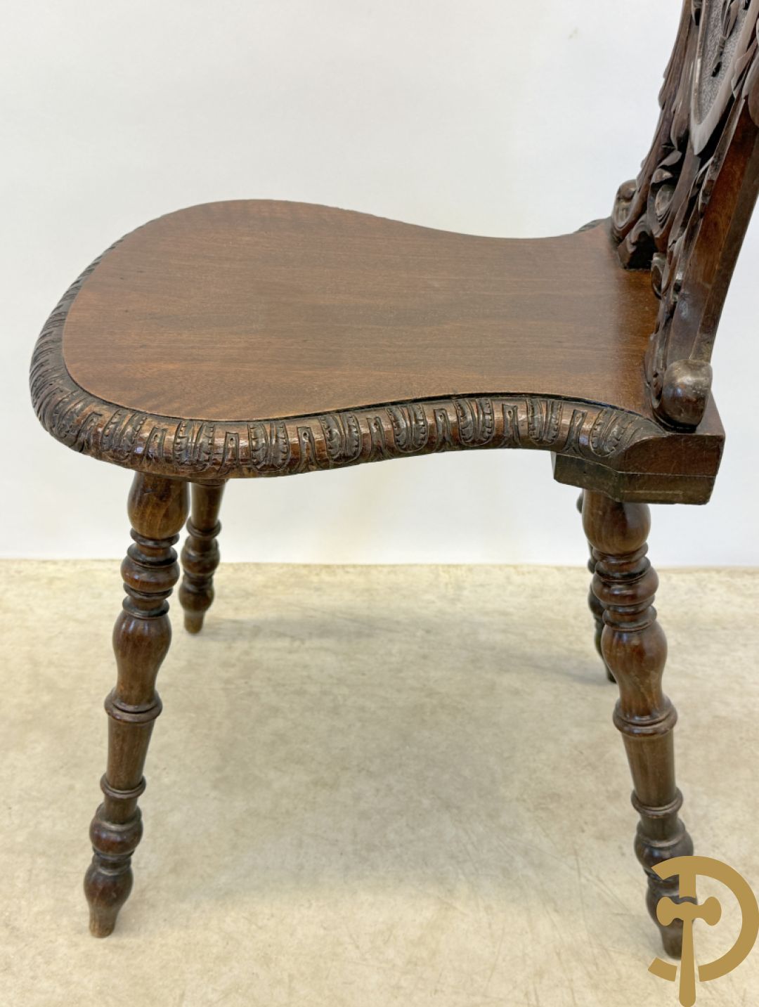 Eiken Neo Renaissance bijzetstoel scabello met decor van Franse lelies en leeuwenkoppen