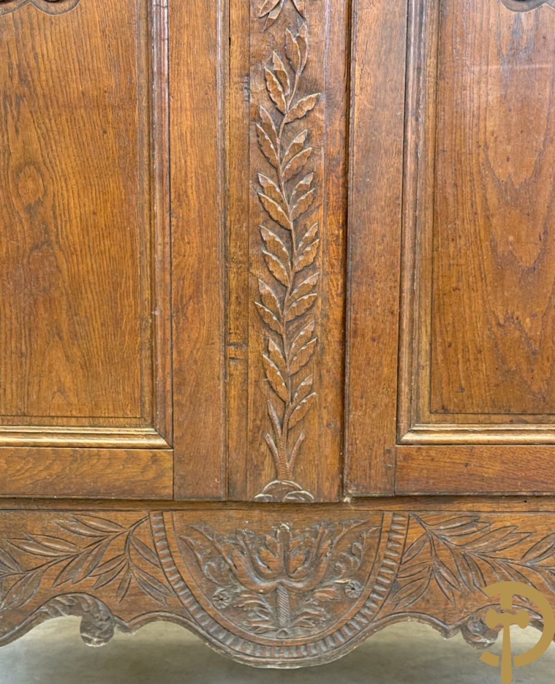 Massief eiken bruidskast met bloemensculptuur opzij, accanthusranken en bekroond met bloemenkorf