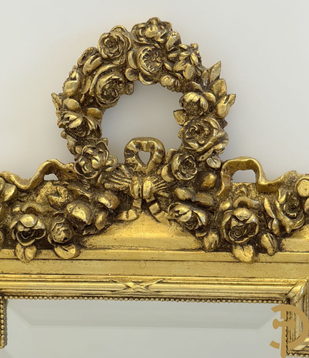Vergulde console met Louis XVI motieven en amfoor  + vergulde spiegel met Louis XVI motieven