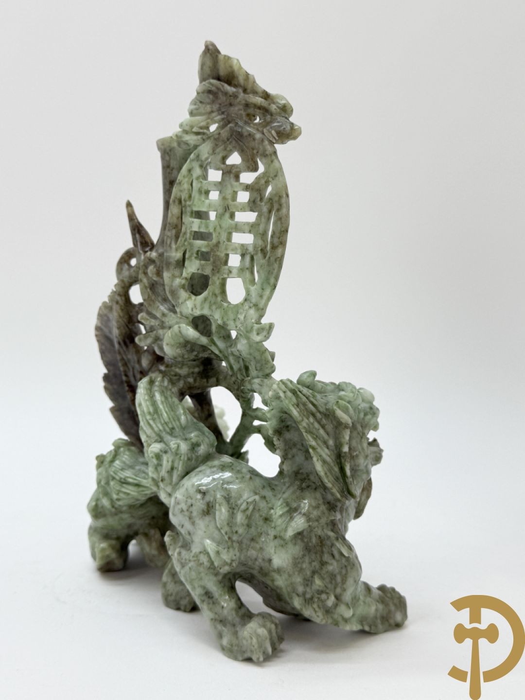 Sculptuur in speksteen van natuurtafereel met vogels en pioenrozen + speksteen sculptuur tafereel van 2 fo honden en vaas