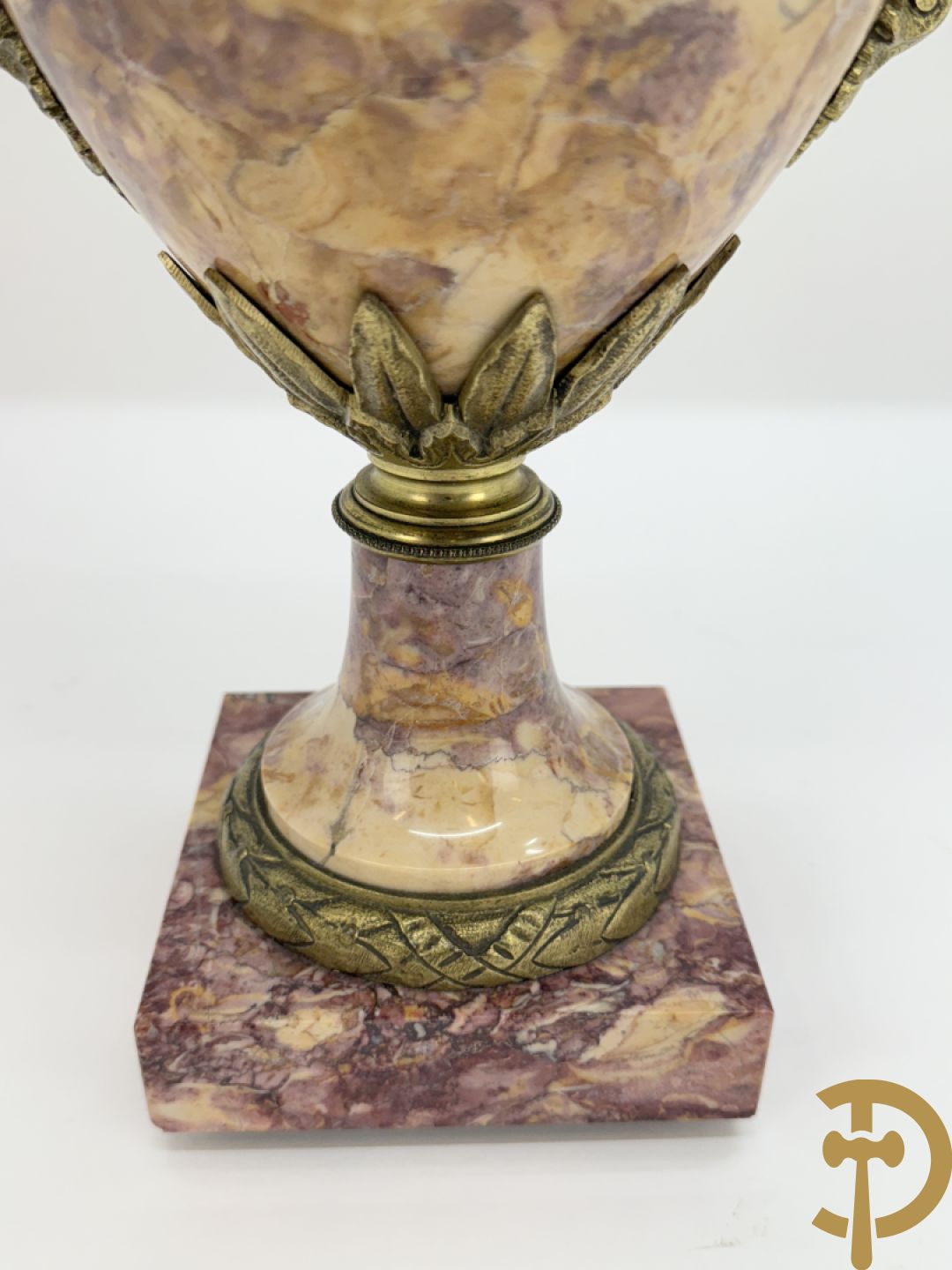 Paar marmeren cassolettes bezet met bronzen bloemenguirlandes