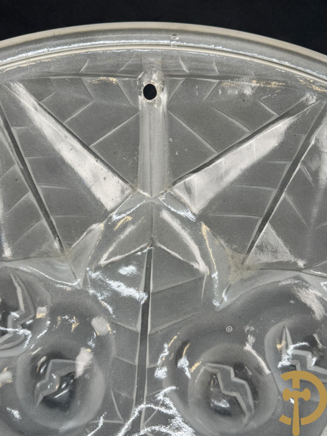Art Deco pate de verre coupe met gestyleerd bloemenmotieven, Degué getekend, gemerkt nummer 557