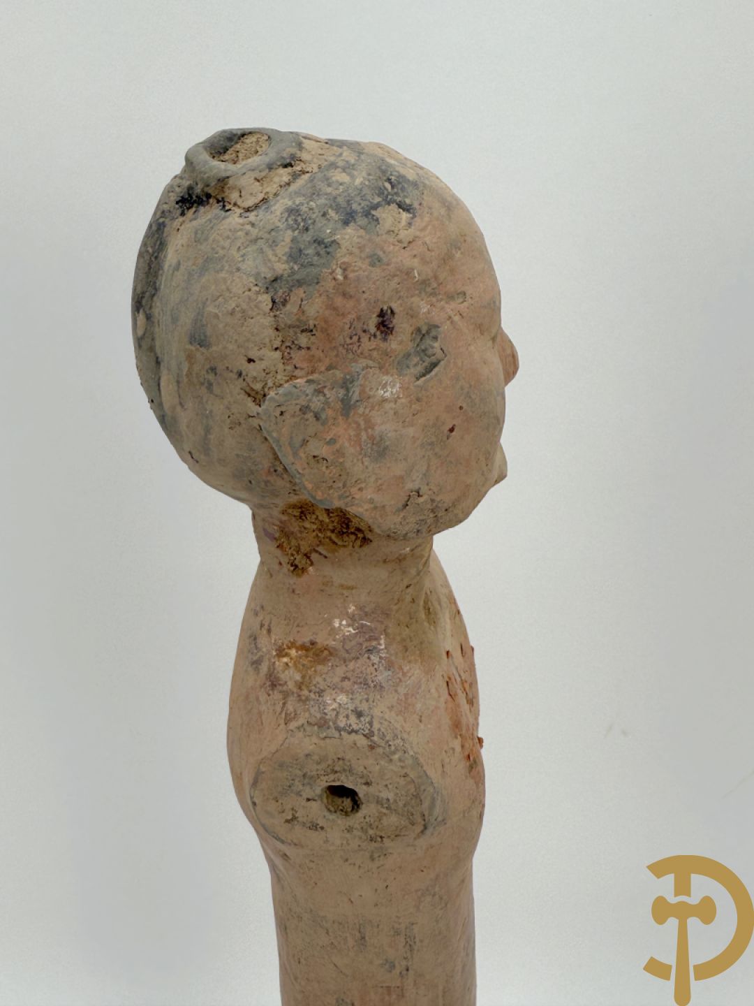 Terra cotta figuur van een Chinese staande man, Han dynastie, tussen 202 voor Christus en 240 na Christus, grafvondst uit Xian bij aanleg van de luchthaven