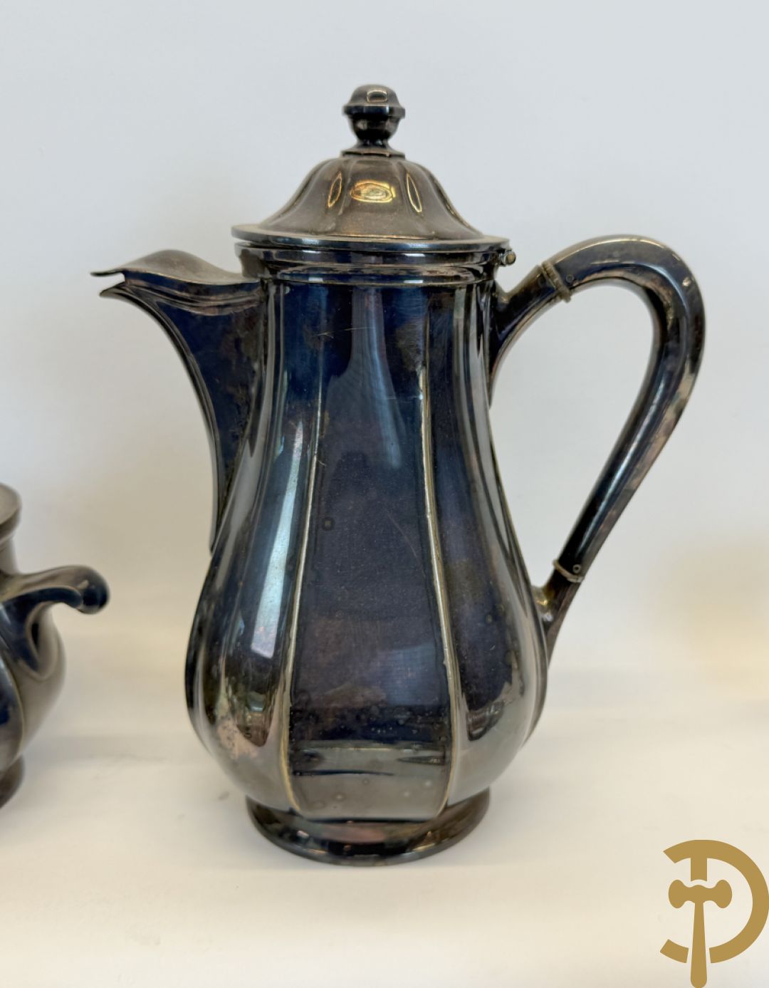 Koffieset Whiskemen (suikerpot met bluts) + Zes verzilverde kandelaars + verzilverde ijscoupes + verzilverde koffiefilters + olie- en azijnstel + verzilverde suikerstrooier e.a.