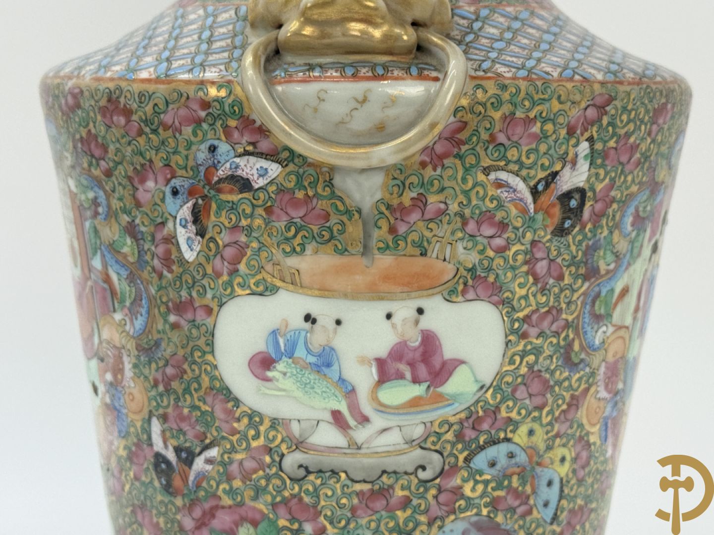 Paar Chinese porseleinen famille rose Kanton vazen met geanimeerd decor en zijdelings met fo honden