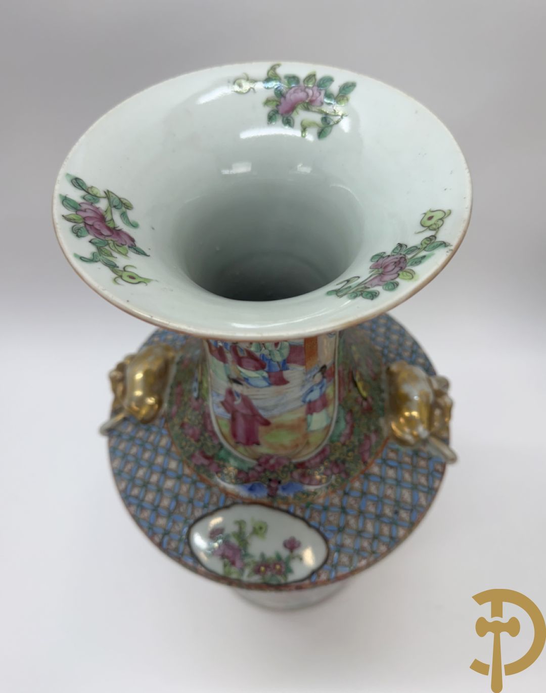 Paar Chinese porseleinen famille rose Kanton vazen met geanimeerd decor en zijdelings met fo honden