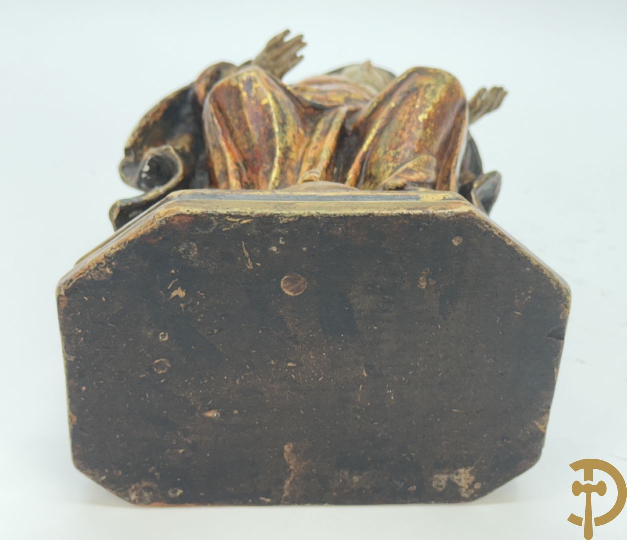 Gepolychromeerde houtsculptuur van zittende dame