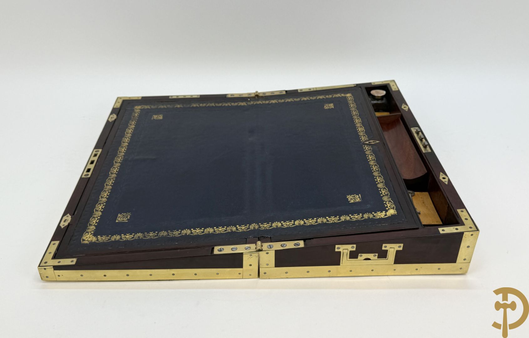 Mahoniehouten schrijfbox met koperafwerking en zijdelings met inliggende handvaten, lederinleg en verborgen vakjes, 19e