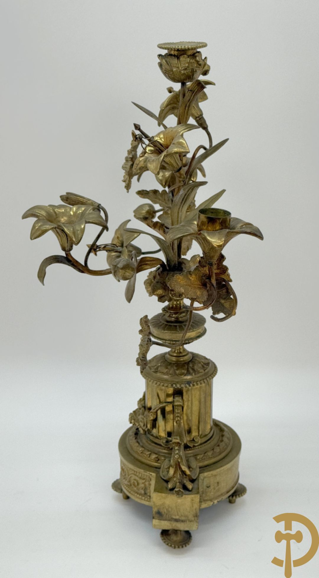 Paar bronzen kandelaars met guirlande en bloemenmotieven