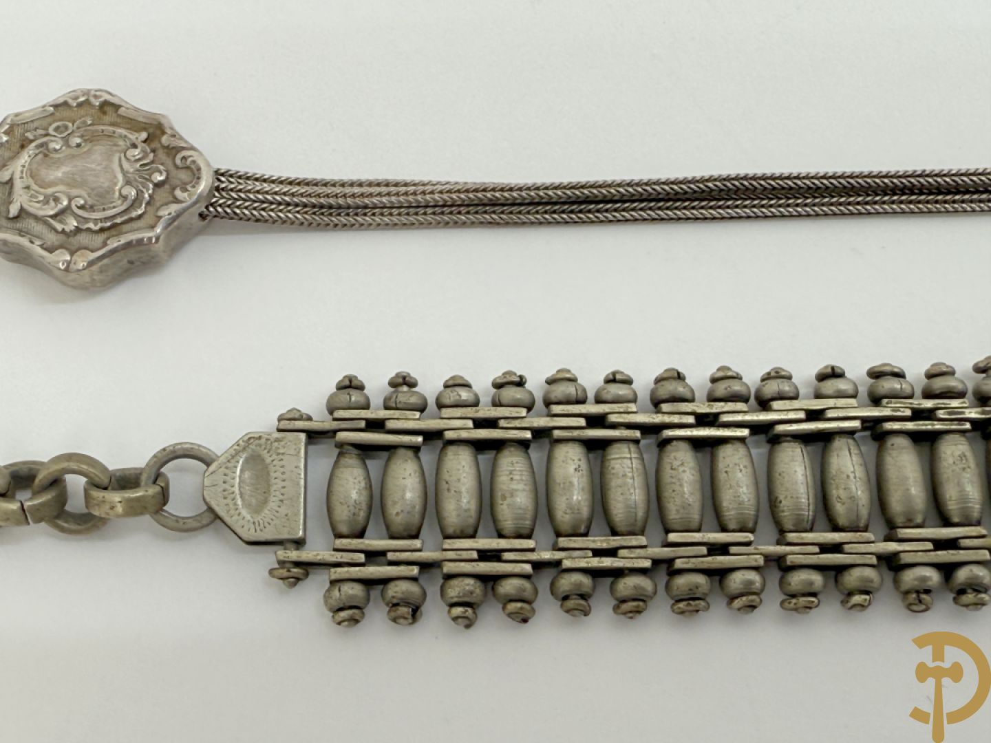 Vier 19e zakhorloges met Romeinse cijfers w.o. zilver + 2 zakhorlogekettingen