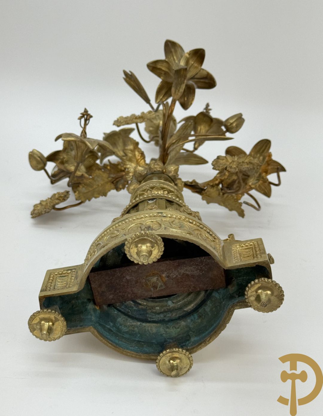 Paar bronzen kandelaars met guirlande en bloemenmotieven