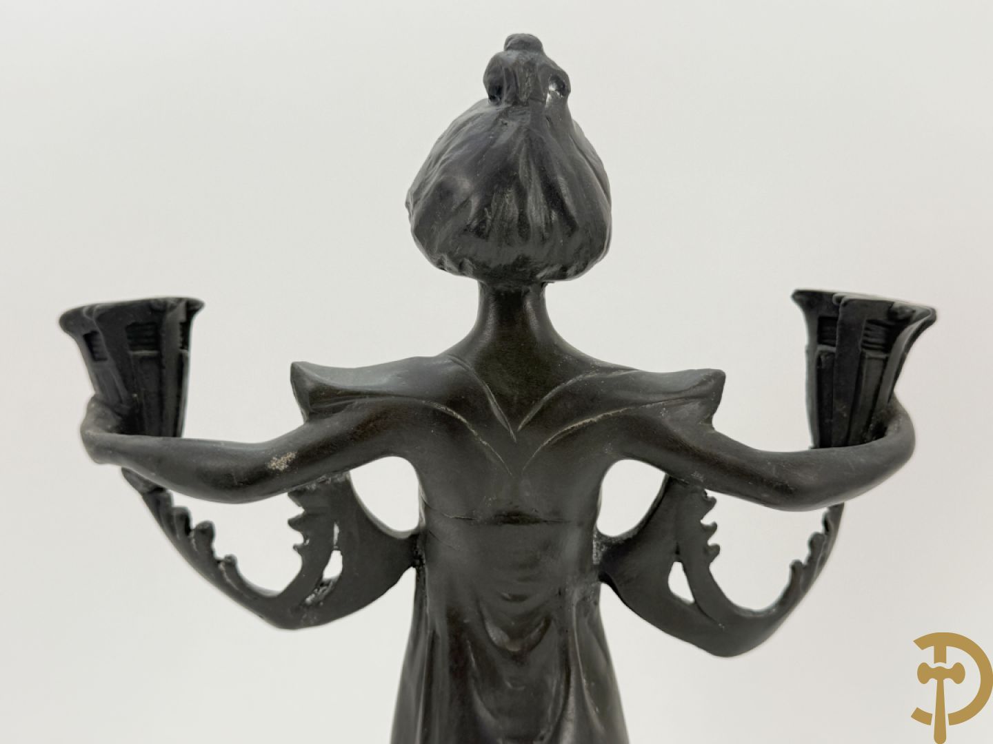 Paar bronzen beelden in de vorm van dames, houdende twee kandelaars