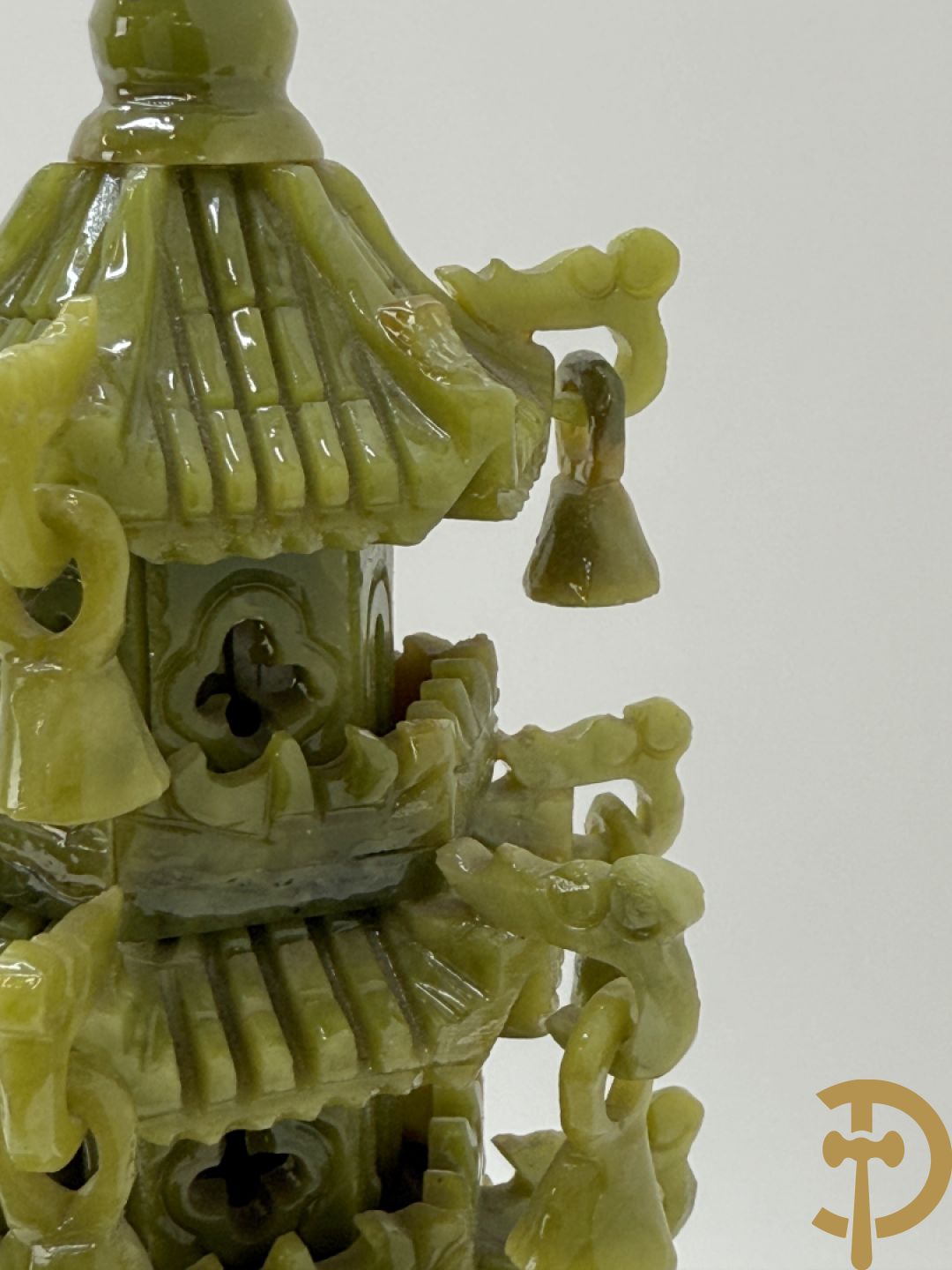 Handgesculpteerde Aziatische tempel op houten sokkel