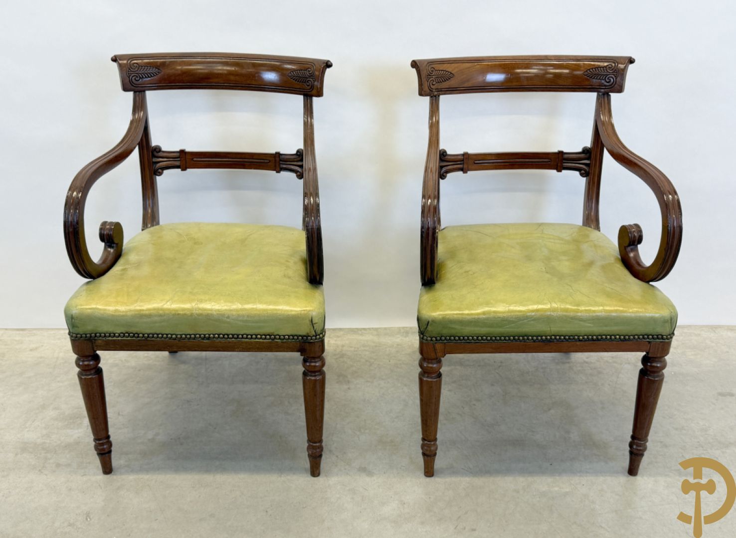 Set Engelse mahoniehouten stoelen met gondelvormige rug en lederen zitting (2 armzetels en 4 stoelen)