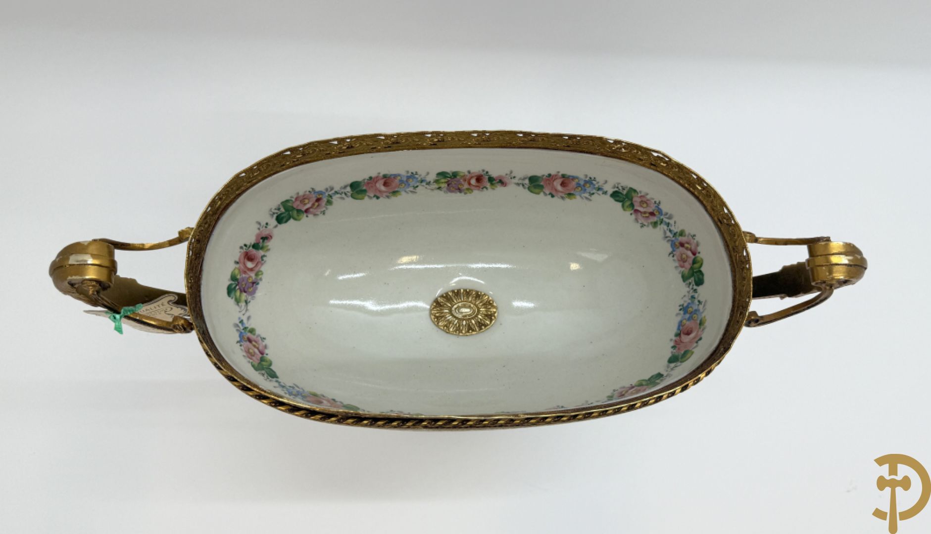 Coupe in kobaltblauw porselein met romantische geanimeerde scène, Rons E. getekend, Limoges France