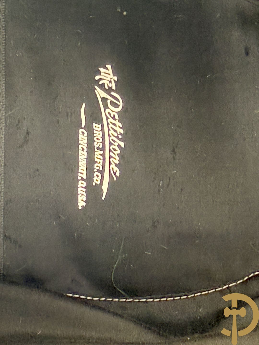 Zwarte steek hoed van de vrijmetselarij met veren bekleed en kruissymbool opzij, gemerkt The Petti Bone Bros. MFG.Co Cincinatti USA en bijhorende kraagband in box, gemerkt Signo Vinces in Hoc