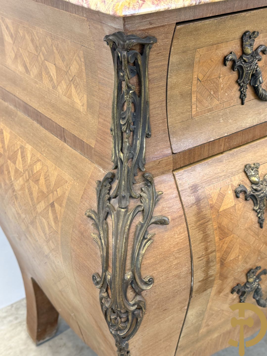 Notelaren gemarketteerde en gegalbeerde drieladencommode bezet met bronsbeslag en geaderd marmeren blad