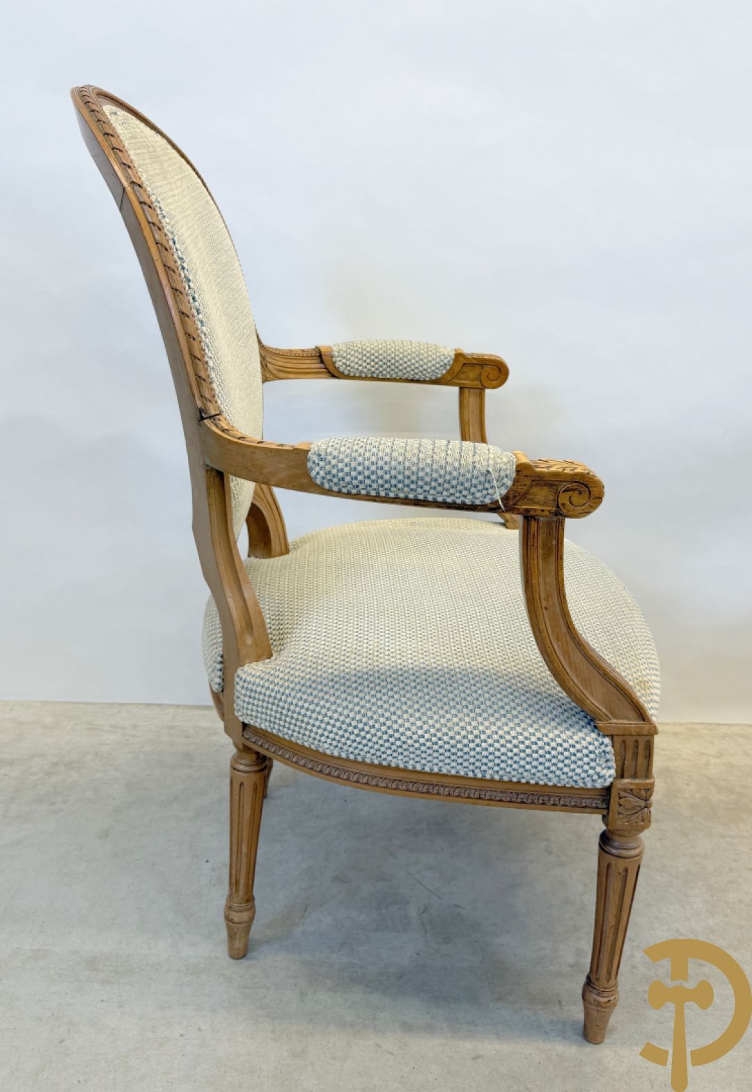 Paar beukenhouten Louis XVI stijl armzetels met medaillon