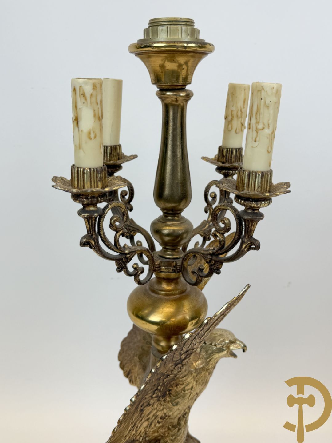 Paar vintage lampadaires met adelaar, bovenaan bekroond met 4 kaarsenhouders en lichtpunt