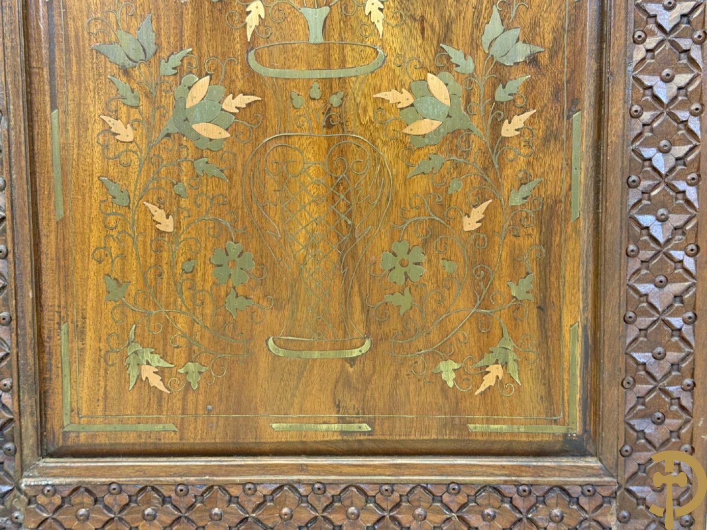 Hardhouten Aziatisch vierdelig kamerscherm met gesculpteerd ornament bovenaan en marketterie inleg midden