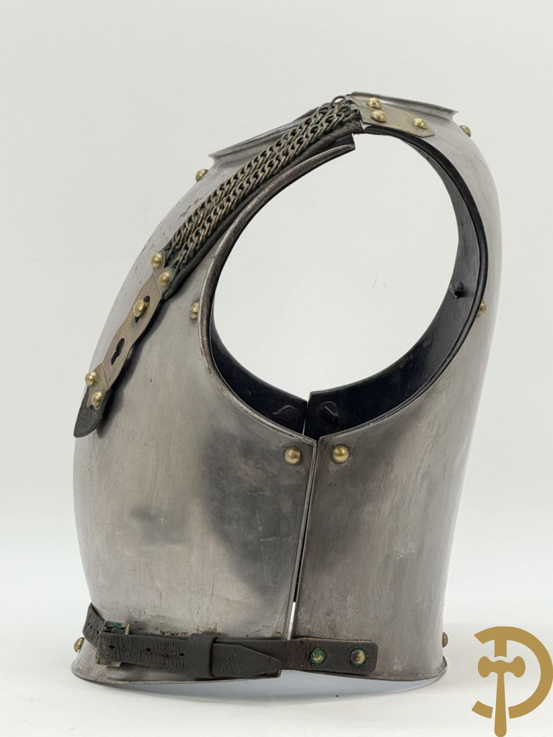 Frans metalen borststuk/ kuras voor de cavalerie met lederen riem en koperen stukken, Manufacture de Klingenthal 1828, 19e