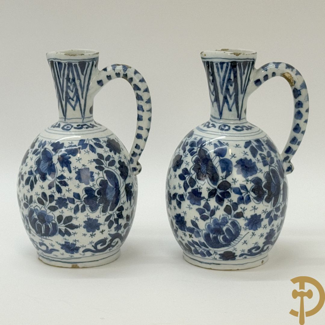 Twee Delftse blauw/wit schenkkannen met bloemendecor