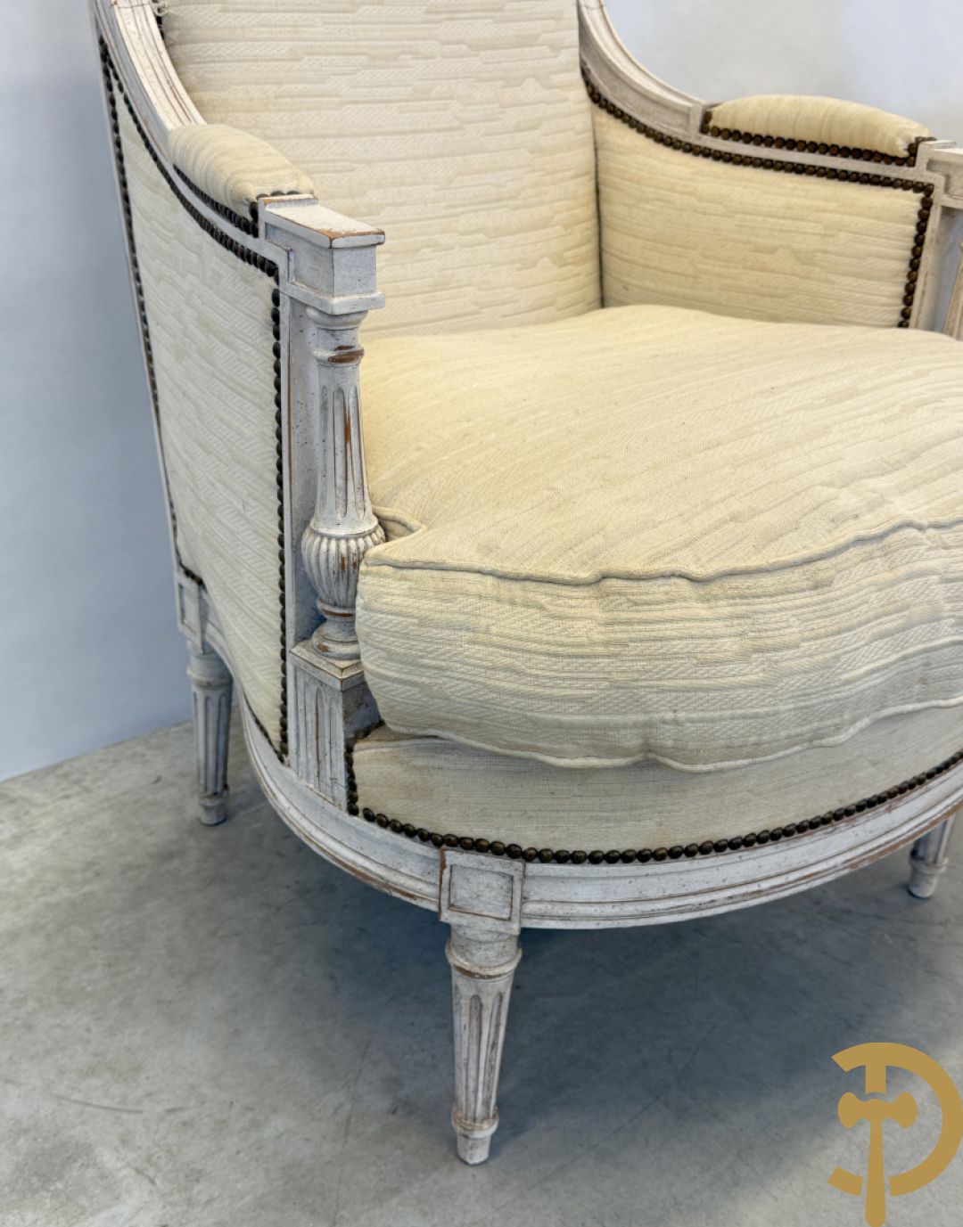 Paar wit gemonochromeerde bergères Louis XVI stijl + bijzettafeltje met lade op voluutvormige pootjes