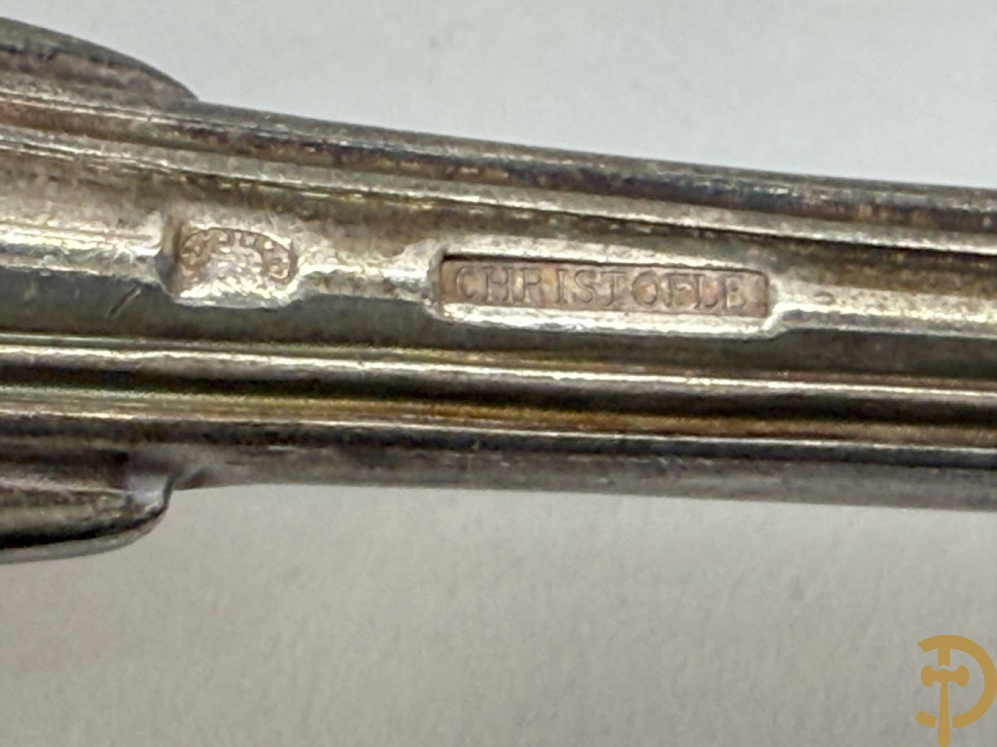 Verzilverd Louis XV bestek Christofle bestaande uit 12 kreeftvorken, 12 vismessen, 12 ijslepels, 3 vorken, 3 lepels, 3 dessertlepels en 3 koffielepels + 8 verzilverde Louis Philippe lepels, 6 verzilverde Louis Philippe vorken + 2 verzilverde vorken + verzilverd mes