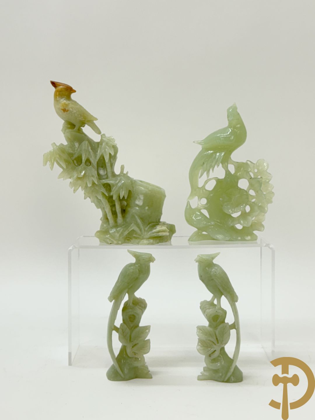 Vier Chinese handgesculpteerde vogels in jadeiet met bloemendecoratie