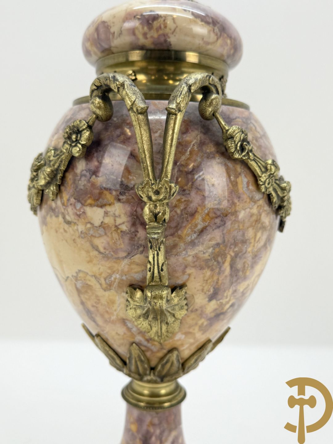 Paar marmeren cassolettes bezet met bronzen bloemenguirlandes