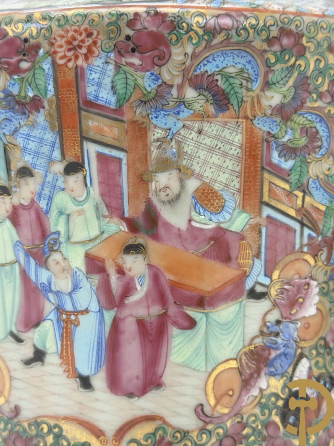 Paar Chinese porseleinen famille rose Kanton vazen met geanimeerd decor en zijdelings met fo honden