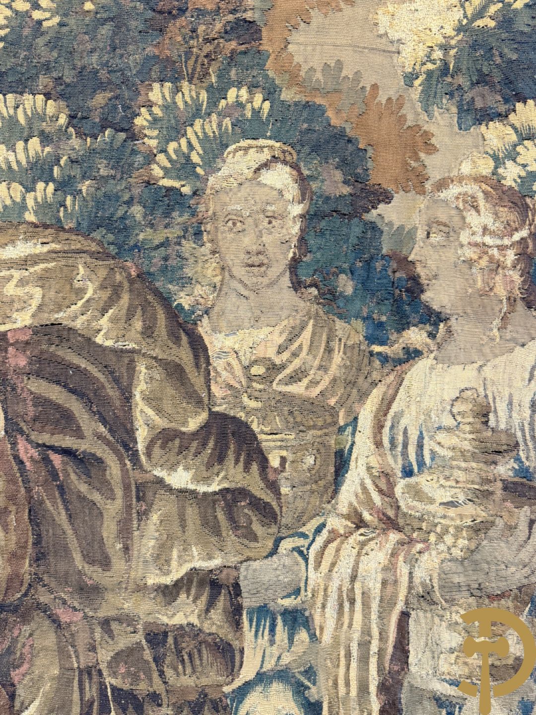 Fragment van wandtapijt met geanimeerde mythologische scène, omgeven door florale omranding, 18e